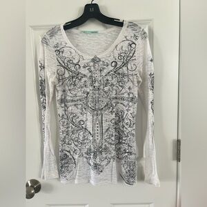 Maurices White and Black Graphic Long Sleeve Top